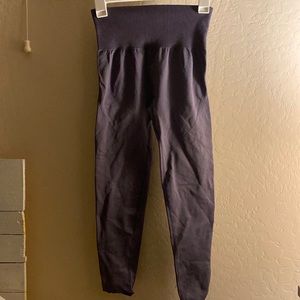 Not sure what brand this is from. Purple leggings size M.